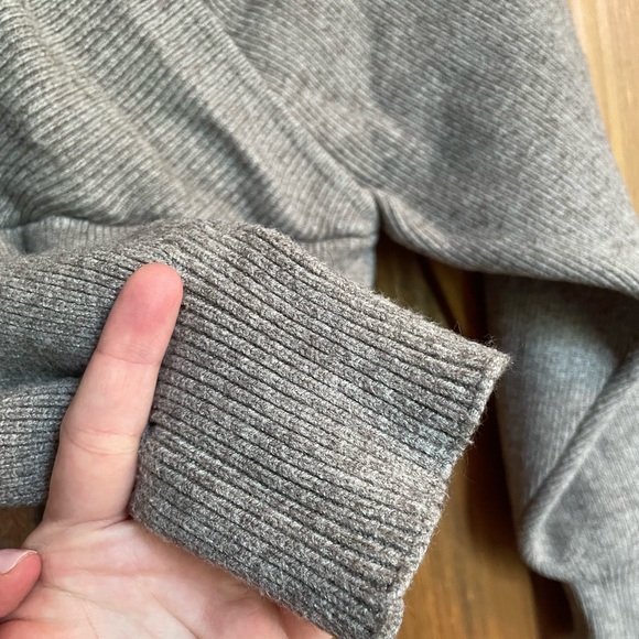 Like new 10/10 condition sweater - Picture 6 of 10